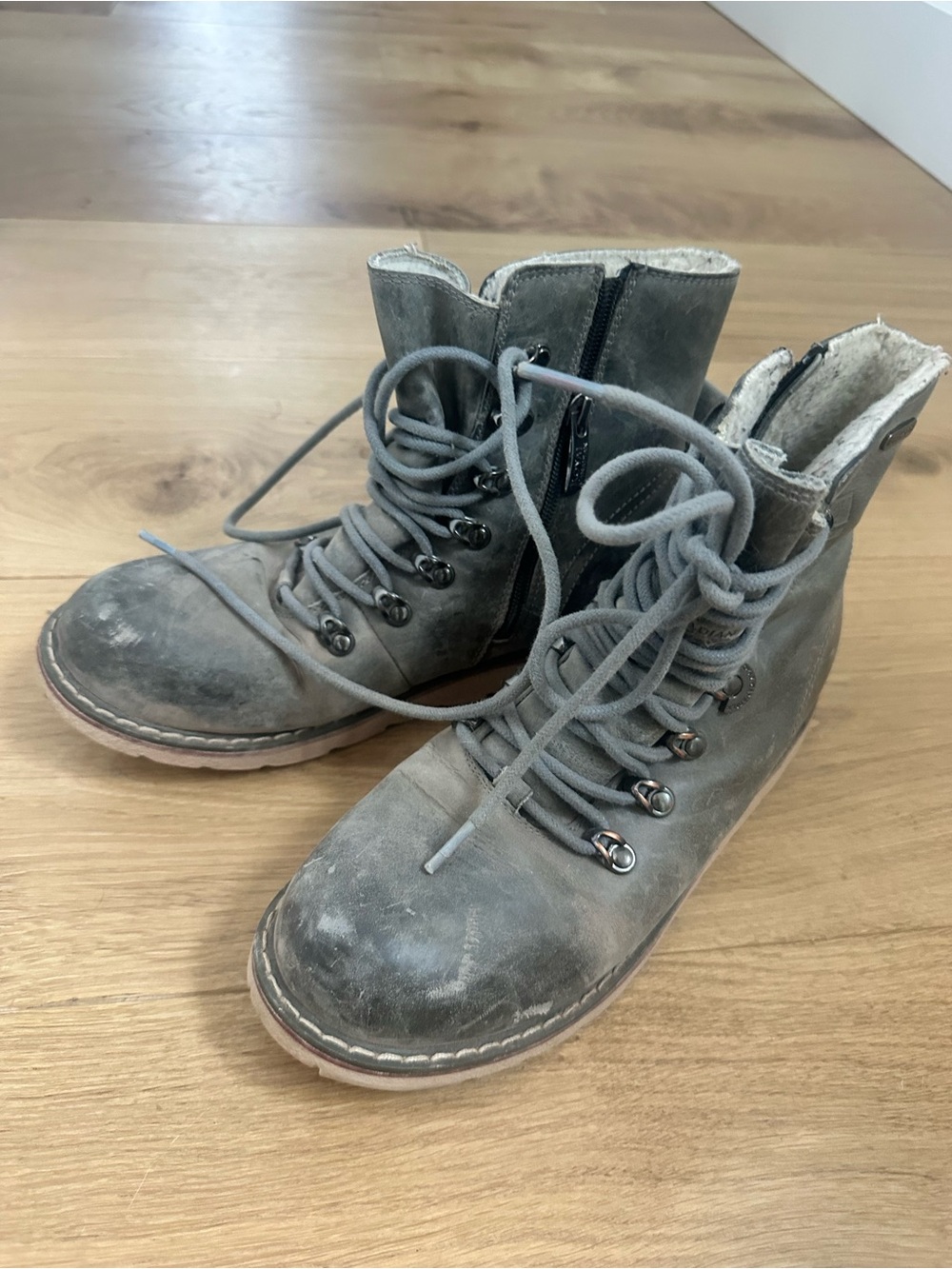 Royal Canadian Caledon winter hiker boots gray leather distressed women's size 9